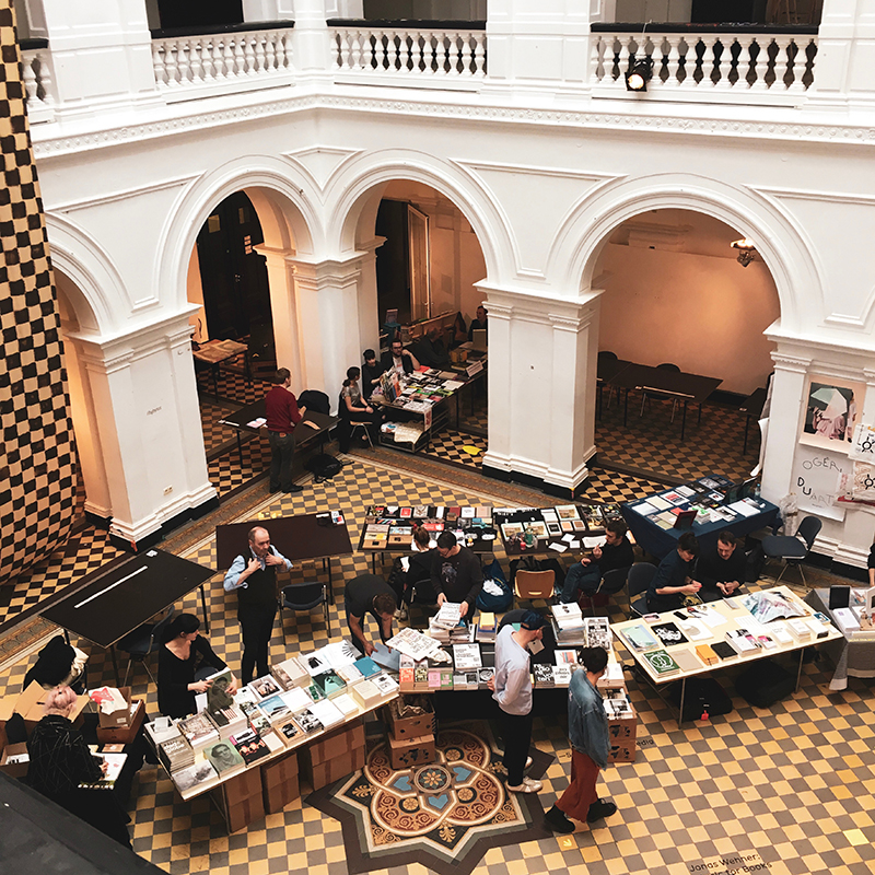 Une étudiante participe au Festival It's a Book à Leipzig