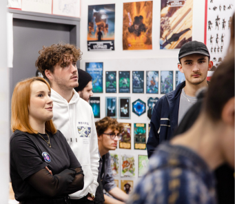 Des étudiants de l'ECV qui admirent les travaux d'autres élèves