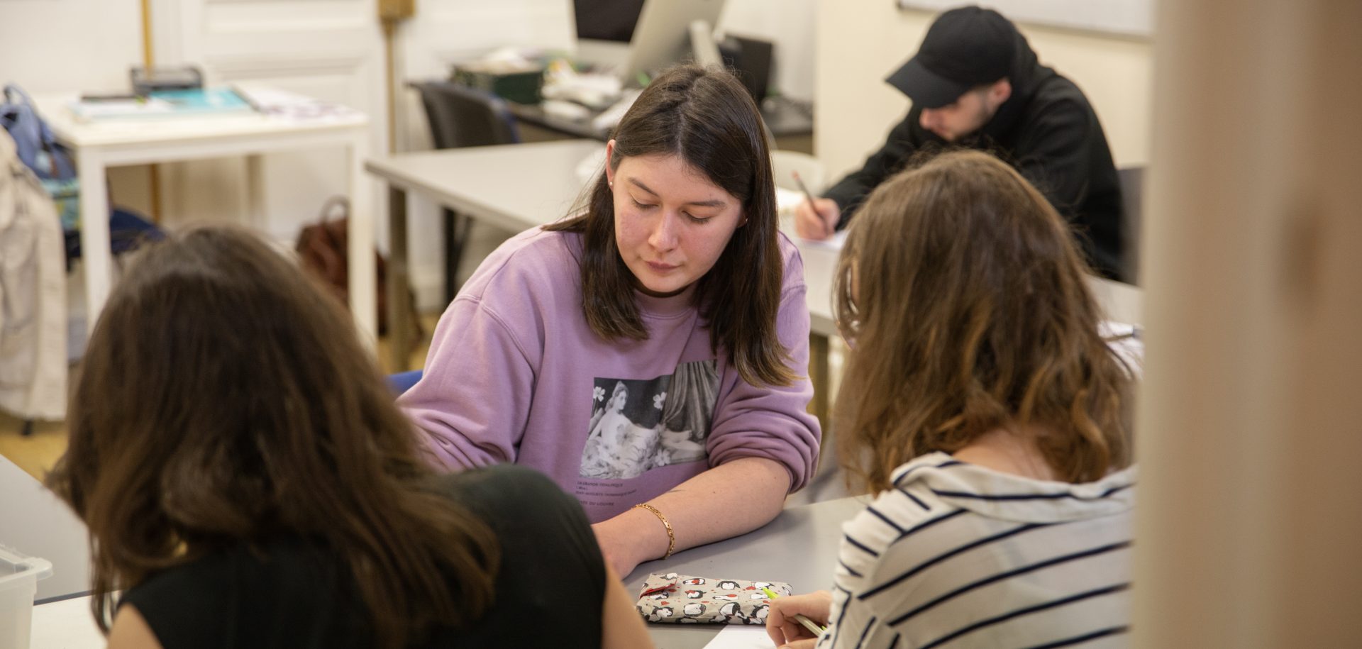 Photo d'étudiants en train de travailler sur leur book créatif à l'occasion d'un stage