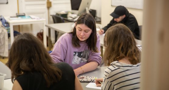 Photo d'étudiants en train de travailler sur leur book créatif à l'occasion d'un stage