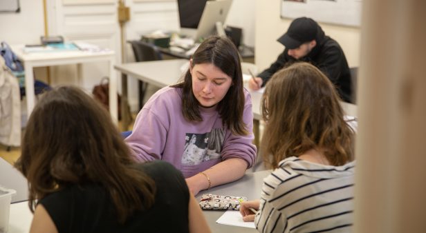 Photo d'étudiants en train de travailler sur leur book créatif à l'occasion d'un stage