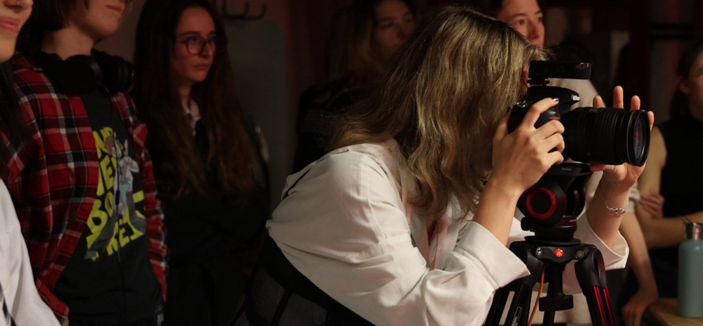 Des étudiants en pleine séance de photographie à l'ECV Lille