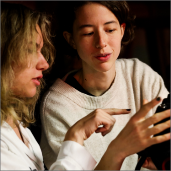 Une étudiante en pleine séance de photographie à l'ECV Lille