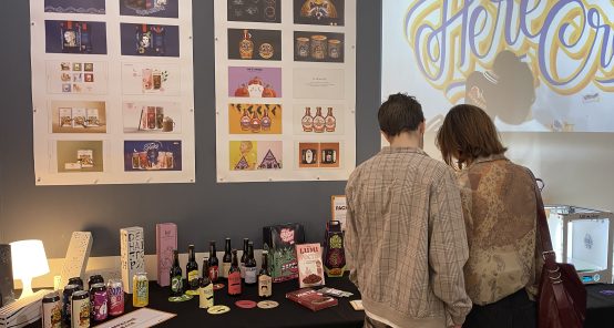 Photos de deux visiteurs de la journée portes ouvertes de l'ECV Bordeaux